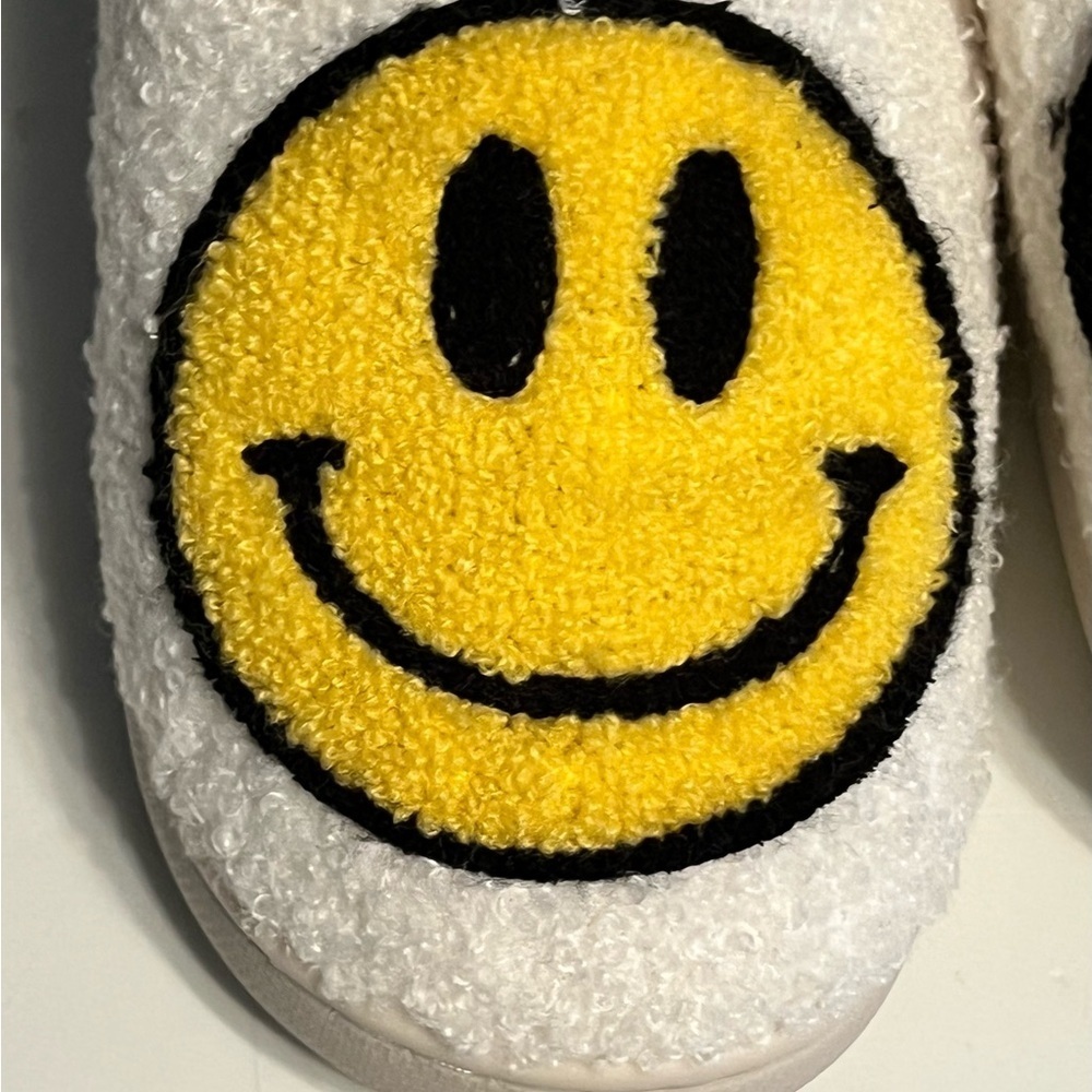 Smiley Face Slippers Unisex Happy Days size 3/4 white with Yellow Face - Picture 2 of 4